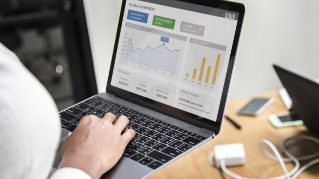 businesswoman-working-laptop